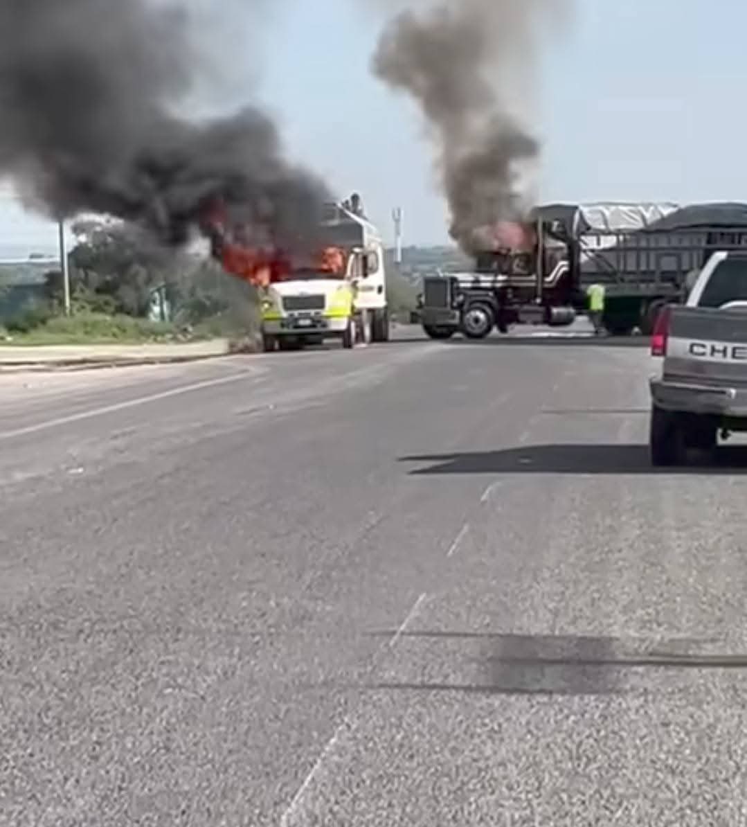 quierotvags's tweet image. Este sábado se vivió una jornada de incidentes violentos en Aguascalientes. Se registraron bloqueos con vehículos incendiados, ataques a tiendas y un homicidio. Autoridades desplegaron un operativo conjunto con fuerzas municipales, estatales y federales.
#quierotvags