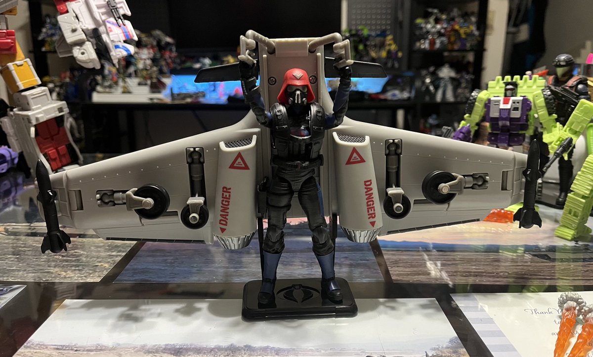 AShortTanker's tweet image. Briefly messed with the Cobra CLAW before work. I like it a lot, definitely checks off my wishlist. Only issues I have is the pilot’s pistol is too small for her holster so it falls out real easily, her helmet is also a little loose, and no storage for the suppressor/SMG/shotgun