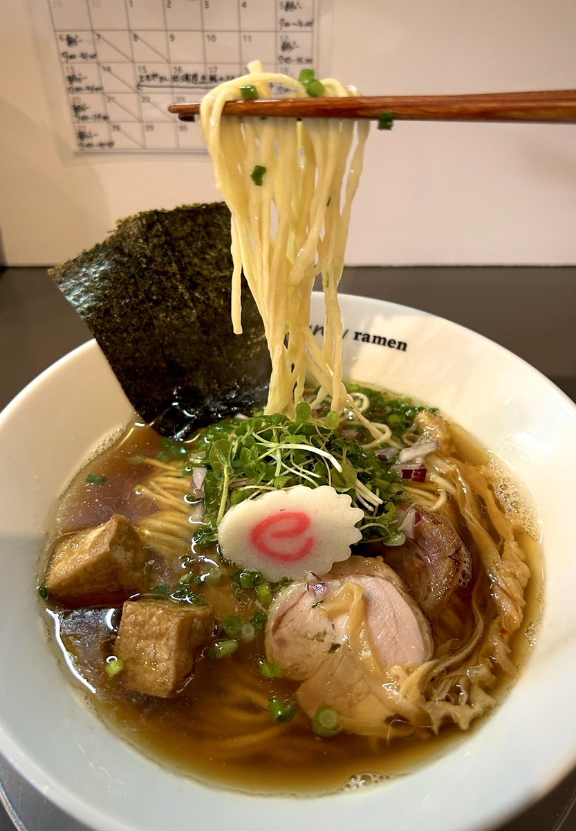 KOTAPAPA921's tweet image. 土曜と日曜は 朝7時より営業を開始する『おくに/らーめん』様々な素材の旨味を引き立たせたスープとパツパツ麺の香りと食感が楽しめる【焼きあご中華そば 醤油】店主の決して近道をしない情熱の籠った逸品は 訪れるラー通達の五感を唸らせています♡
食後の余韻までが 美味しいラーメン 超~お勧めです