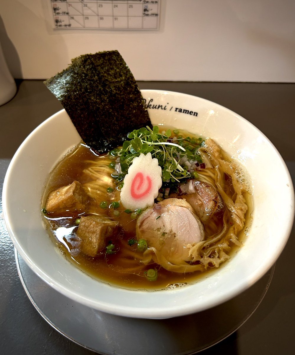 KOTAPAPA921's tweet image. 土曜と日曜は 朝7時より営業を開始する『おくに/らーめん』様々な素材の旨味を引き立たせたスープとパツパツ麺の香りと食感が楽しめる【焼きあご中華そば 醤油】店主の決して近道をしない情熱の籠った逸品は 訪れるラー通達の五感を唸らせています♡
食後の余韻までが 美味しいラーメン 超~お勧めです