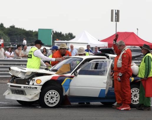 QuickNickRacing's tweet image. なかなか見れないプジョー205T16の裏側🔄
この体勢でもなお、配色だけはレジェンド感出してくるのずるい。