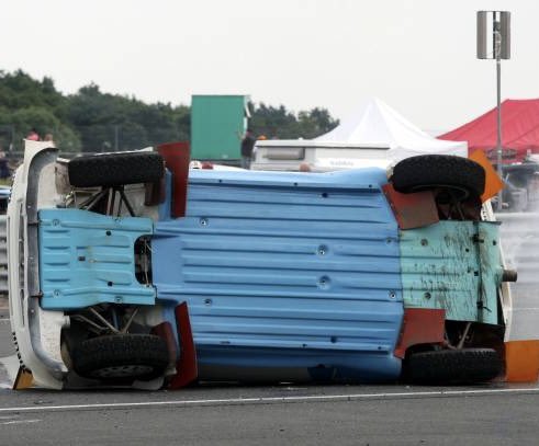 QuickNickRacing's tweet image. なかなか見れないプジョー205T16の裏側🔄
この体勢でもなお、配色だけはレジェンド感出してくるのずるい。