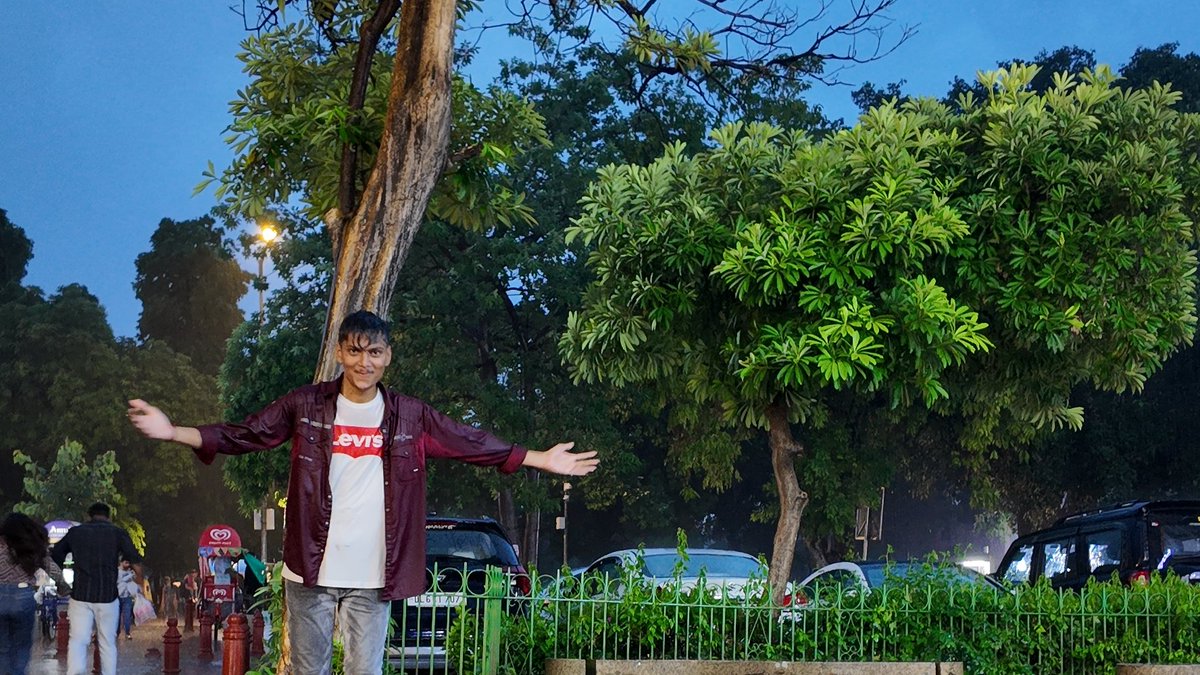 Jesus to SRK - hands are the secret of expansion.  Capturing a "subaltern influencer" amid the rain's 144! 

#DelhiRains  <a href="/SubstackInc/">Substack</a>  #DelhiWeather 
[ soon my Substack will be enigmatic like the moment after rains. Pls subscribe ayanangsha.substack.com]