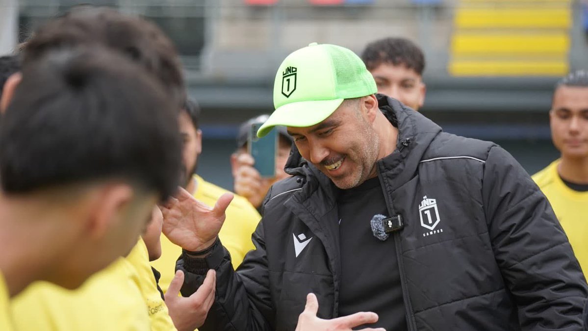 ¡GRACIAS CAPITÁN! 🇨🇱🏆

Vivimos una jornada trascendente junto nuestro querido #ClaudioBravo, en el marco de su gira de despedida, donde recorre nuestro hermoso país de norte a sur, entregando conocimientos ya a más de 10.000 niños, niñas, adolescentes y adultos/as 🤯
