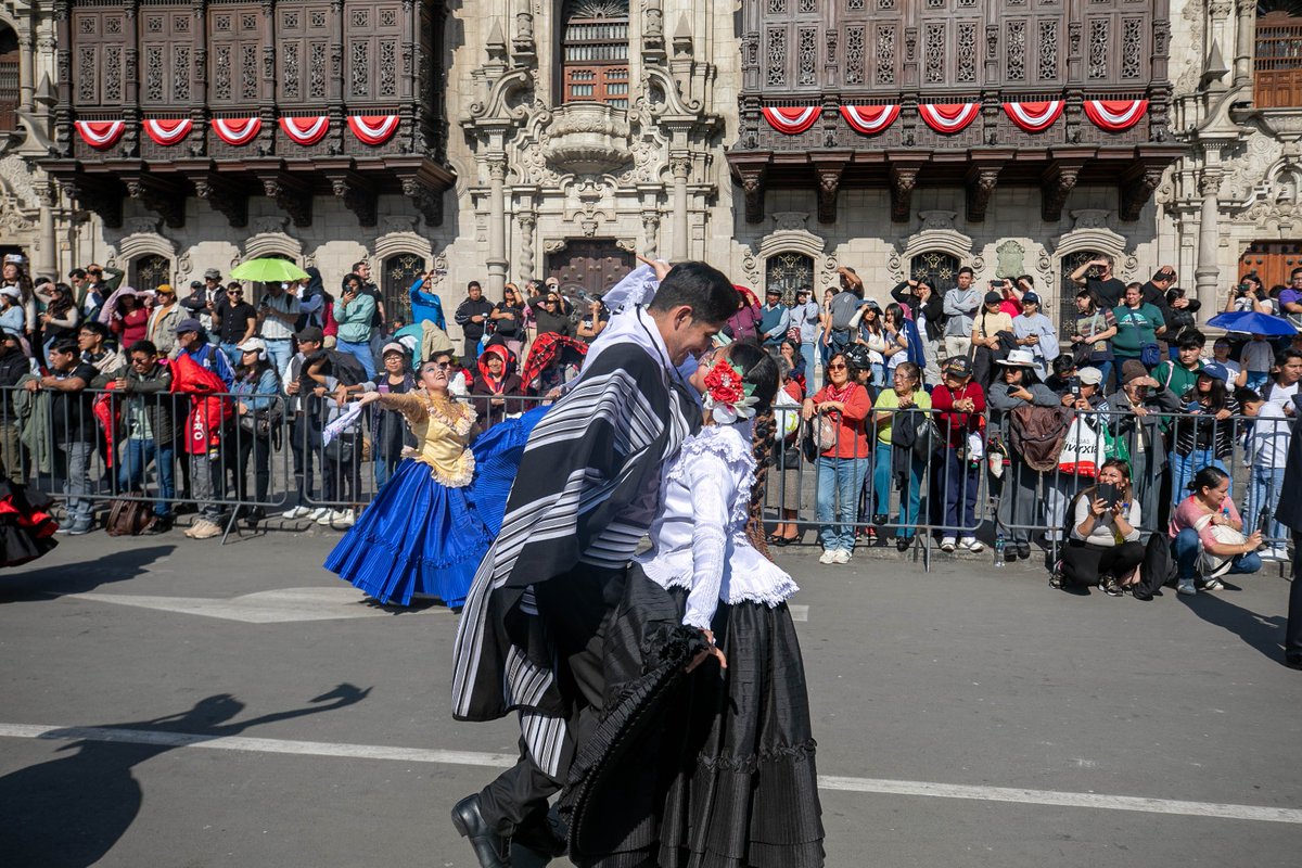 MuniLima's tweet image. M谩s de 700 artistas participaron en el pasacalle por Fiestas Patrias
La ciudad celebr贸 sus 204 a帽os de independencia con danzas y m煤sica tradicional en las principales calles del centro hist贸rico.
馃摳 Mira las fotos del聽evento聽aqu铆