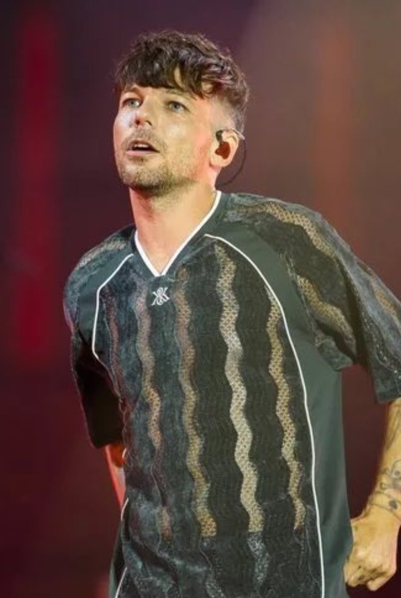 daykv369's tweet image. What do you mean I saw peaky blinders louis and nips like right in front of my salad π