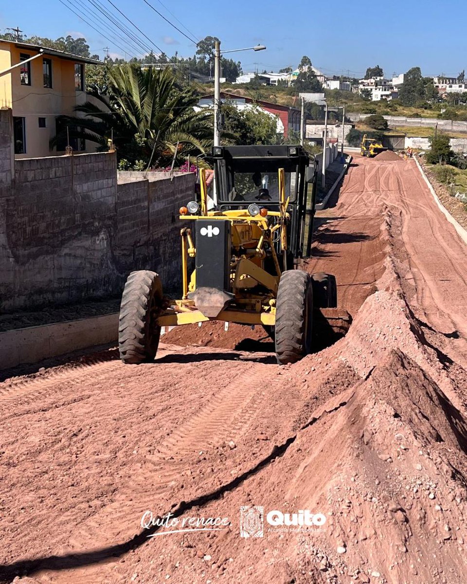 🚜👷 #TumbacoEsObras | En Pifo, Florida de Chantag hemos iniciado los trabajos para el adoquinado de la Calle C con una inversión de 122 mil dólares. Realizamos una inspección junto a los moradores del barrio. #3001Obras #QuitoRenace
