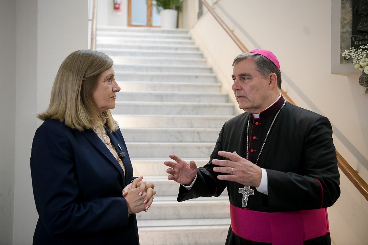 rosarioromeroOK's tweet photo. Con mucho entusiasmo recibimos al nuevo Arzobispo de Paraná, Monseñor Raúl Martín, quien asumió formalmente su ministerio pastoral en una Misa solemne celebrada en la Catedral Metropolitana. https://t.co/tGuMCHdmAf