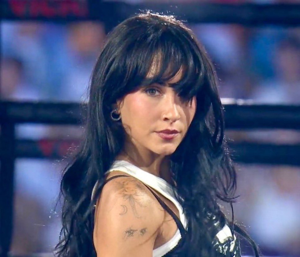 sirvió voz, sirvio coreo, llevó drags a un publico fife, no funcionaba el sonido y ella lo llevó 100/10, hizo la coreo que mas polemica le genero justo con ese publico y devoró y sobretodo demostró lo que es ser ARTISTA Y REINA DEL POP ESPAÑOL #LaVeladaDelAñoV