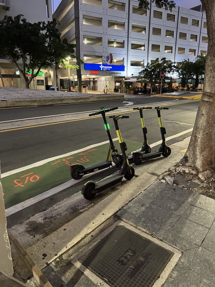 caldefj's tweet image. โฆ@skootelridesโฉ Condado, clientes dejan sus scooters en cualquier sitio, tapando entradas y calles y ustedes no hacen nada
