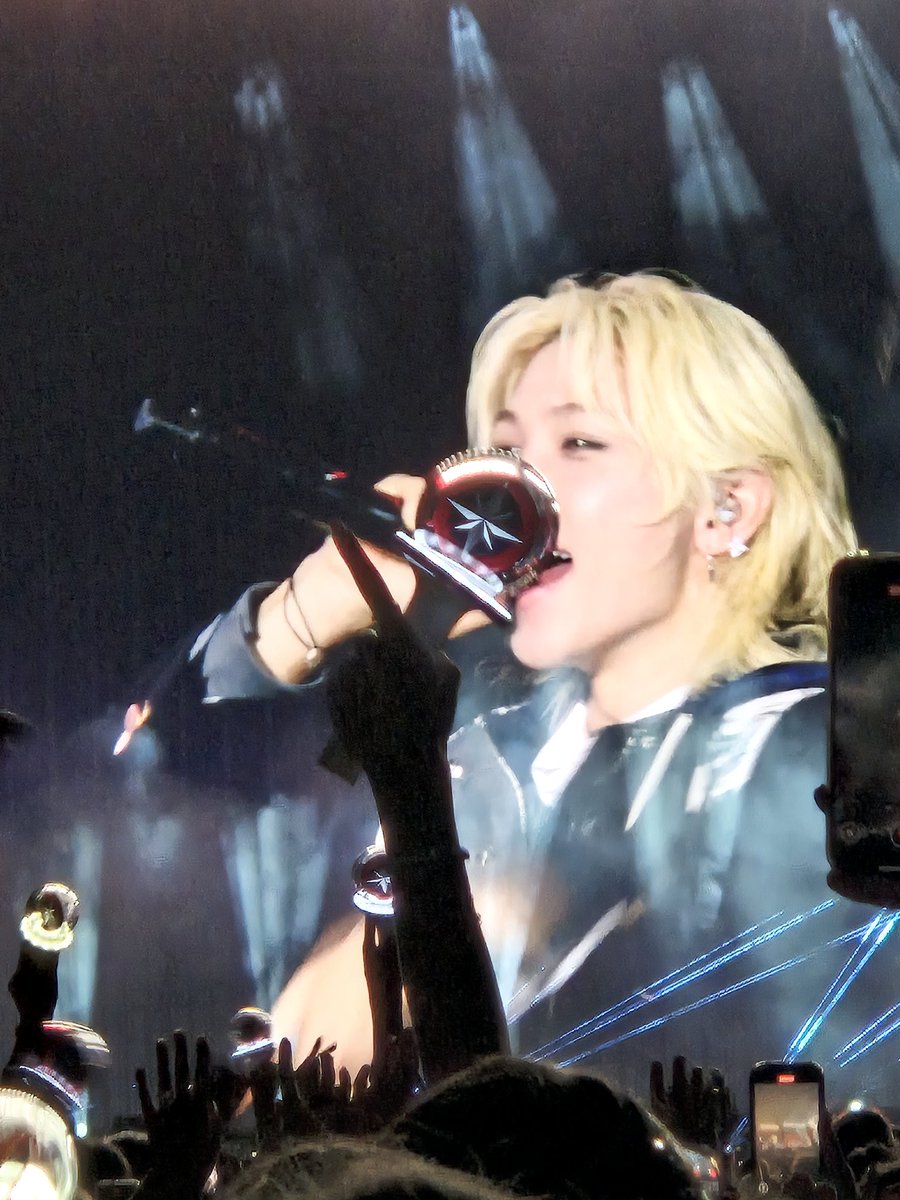 Anni0918's tweet photo. But why does it look like Felix is eating the lightstick? 😂
#StrayKids_dominATE_Paris
@Stray_Kids https://t.co/FIomaIVQWv