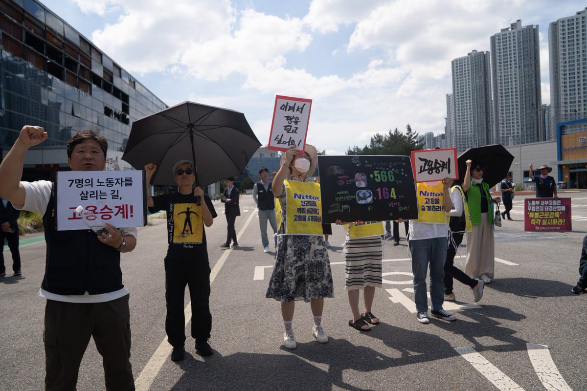 노동부장관과의 간담회에서
옵티칼 동지들이 제발 박정혜를
살려달라고 운다
이대로 내려가면 그동안 고통과
해고의 부당함이 사라질까봐
힘들어도 버틴다고
박정혜도 운다
매일 40도가 넘는 곳에서..
이 눈물의 의미를 아는 그가
눈물을 닦아주길
고통을 끝내주길 빈다 부디..
박정혜 고공농성 567일.
