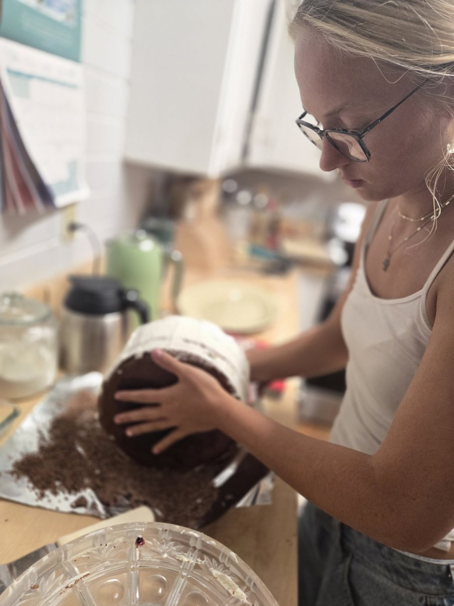 MystagogicalB's tweet image. Oona working on Twy&apos;s cake.