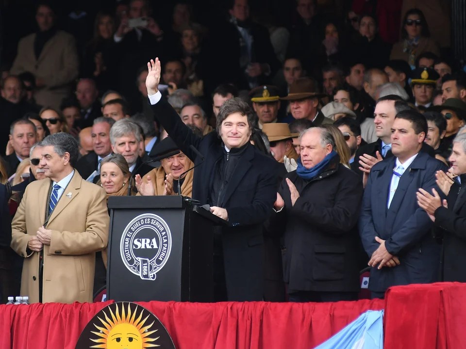 AlePeronista's tweet image. 1)Milei en el Jockey Club
2)Milei en la Rural
3)Milei con los jubilados
ASÍ SE COMBATE A LA CASTA, APRENDAN MANDRILES....
#GobiernaParaLosRicos