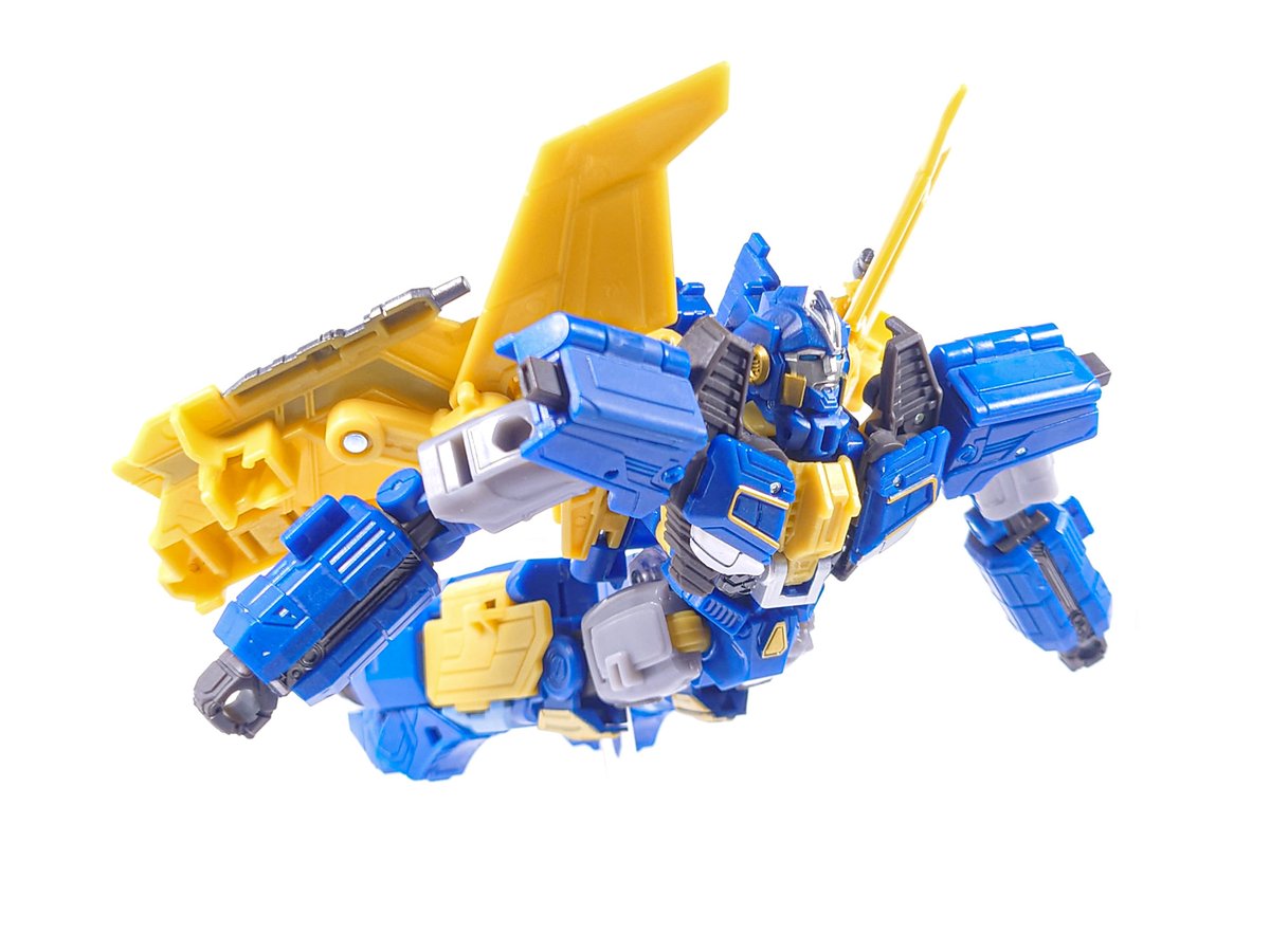 PS_Sirenstrike's tweet image. SSONEセンチネルプライムは差し替え無しでマスク展開するギミックが見どころです
アニメイテッドボイジャーオプティマスやTRボイジャークラスの発展系みたいで可動も両立されてます
首を上向き可動できるヒンジも付いててクインテッサ星人の下へ颯爽と飛ぶシーンも再現できます