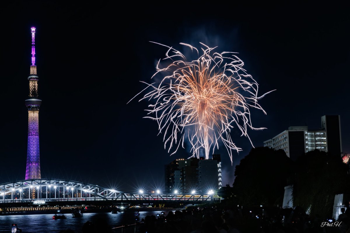 philkun_jp's tweet photo. Hier c´était le #Sumidagawa #Hanabi #Taikai.
Comme d´habitude beaucoup de monde mais c´était sympa à shooter même de loin.
また来年！

#隅田川花火大会2025 
#隅田川花火大会
#feudartifice 
#Tokyo
#Japan
#Fireworks 
#花火大会
#日本
#東京
#Skytree 
#スカイツリー
#花火
#Japon https://t.co/69YYBCE0jD