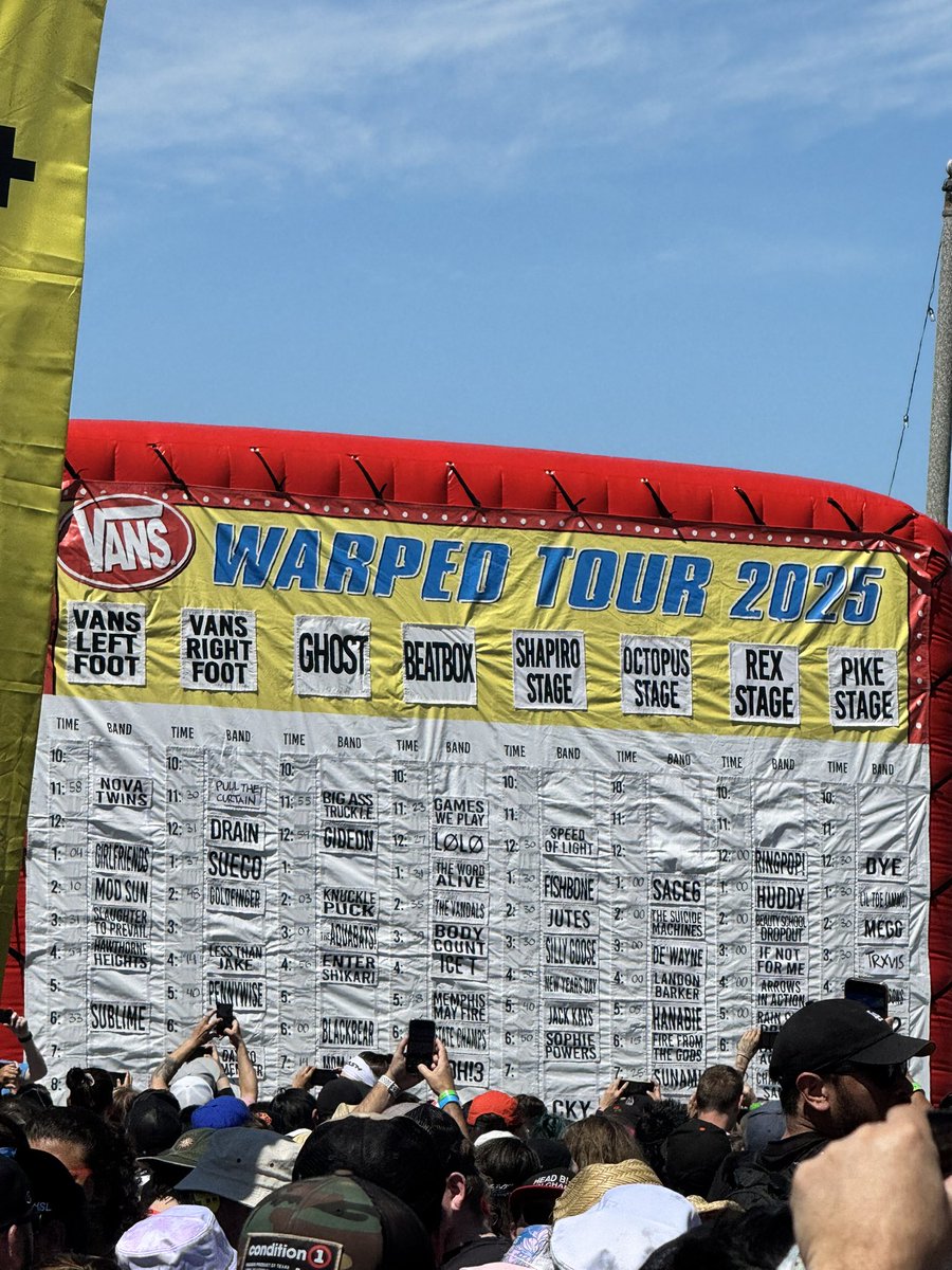 RobbyR_98's tweet image. you’re telling me vans warped this tour?