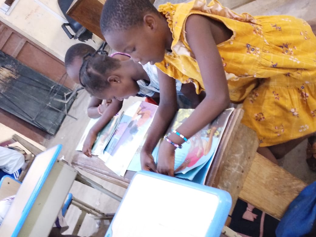 TotiJeanMarcYal's tweet photo. Since reading is the epicenter of children's education, as usual, we are continuing our holiday reading initiative. This Wednesday, July 23, 2025, our students from the Riviera2-Anono community had a reading session https://t.co/XDlazKJdcc
