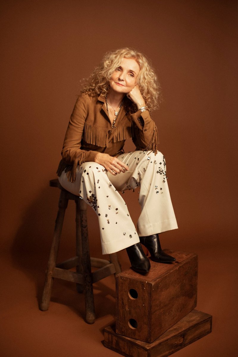 MissChatJOY's tweet image. #np 'Born in a Cage' by Texas-based singer-songwriter @PattyGMusic on Australia's LGBTQIA+ radio station, @JOY949 - stunning song from her new album CROWN OF ROSES
📸@alyssegafkjen