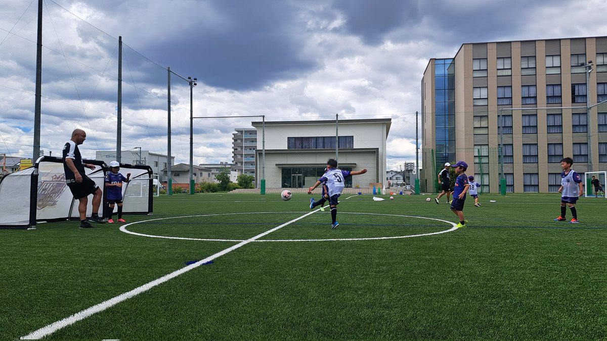 sfc_school's tweet image. 【広島都市学園大学会場】
小学1.2年生クラスの様子です💞
広島市南区宇品で7月開校した、土曜日のコースです🧩
スクール生、大募集中👍
school.sanfrecce.co.jp
#sanfrecce
#サンフレッチェ広島
#サンフレッチェ広島サッカースクール
#サンフレスクール
#広島都市学園大学