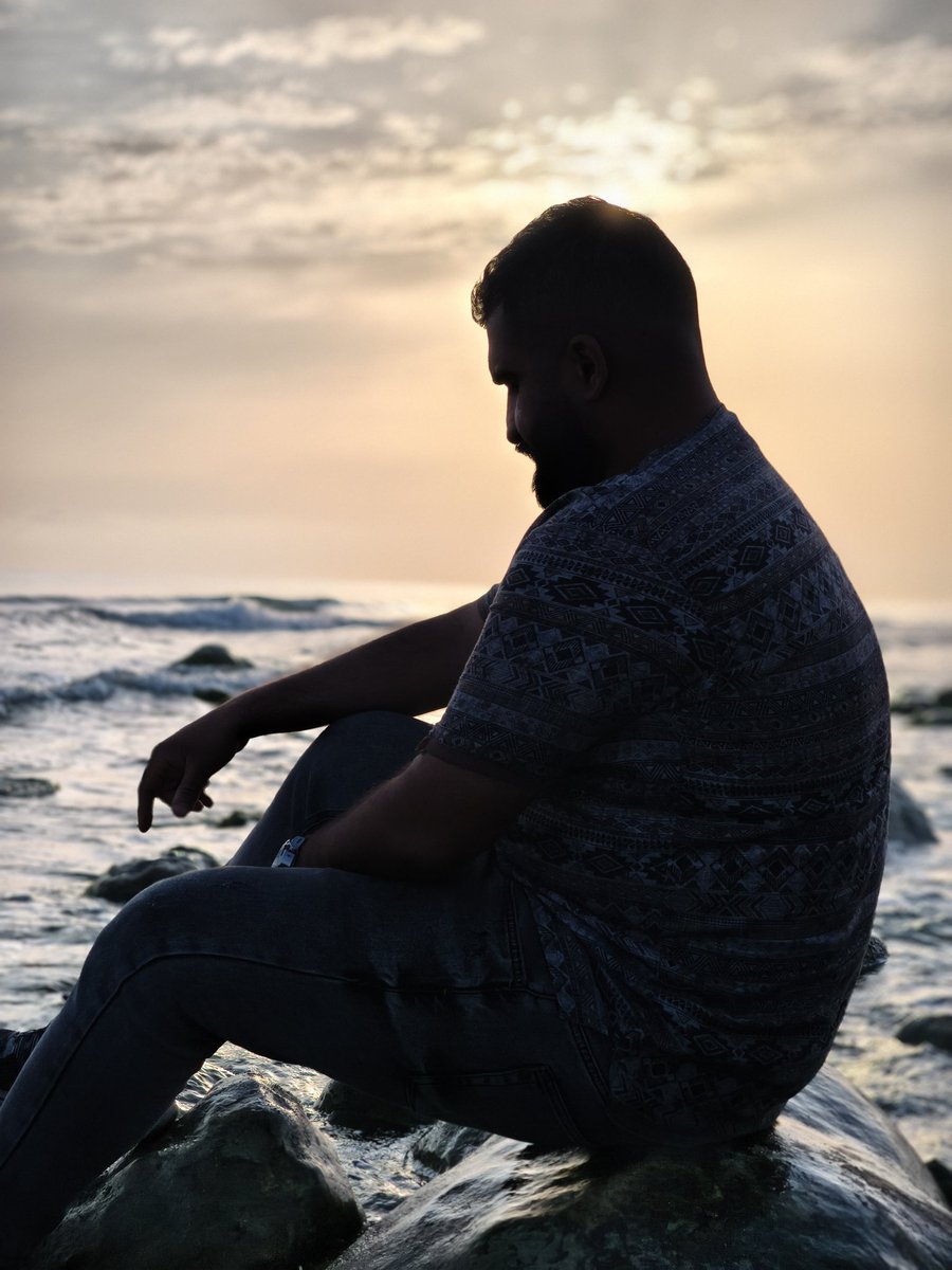 Rezam_5_5's tweet image. ۵ مرداد ۷۳
همیشه به آخرین لباسی فکر میکنم که قرار مرگم توش رقم بخوره
.
تولدم مبارک 😍😍