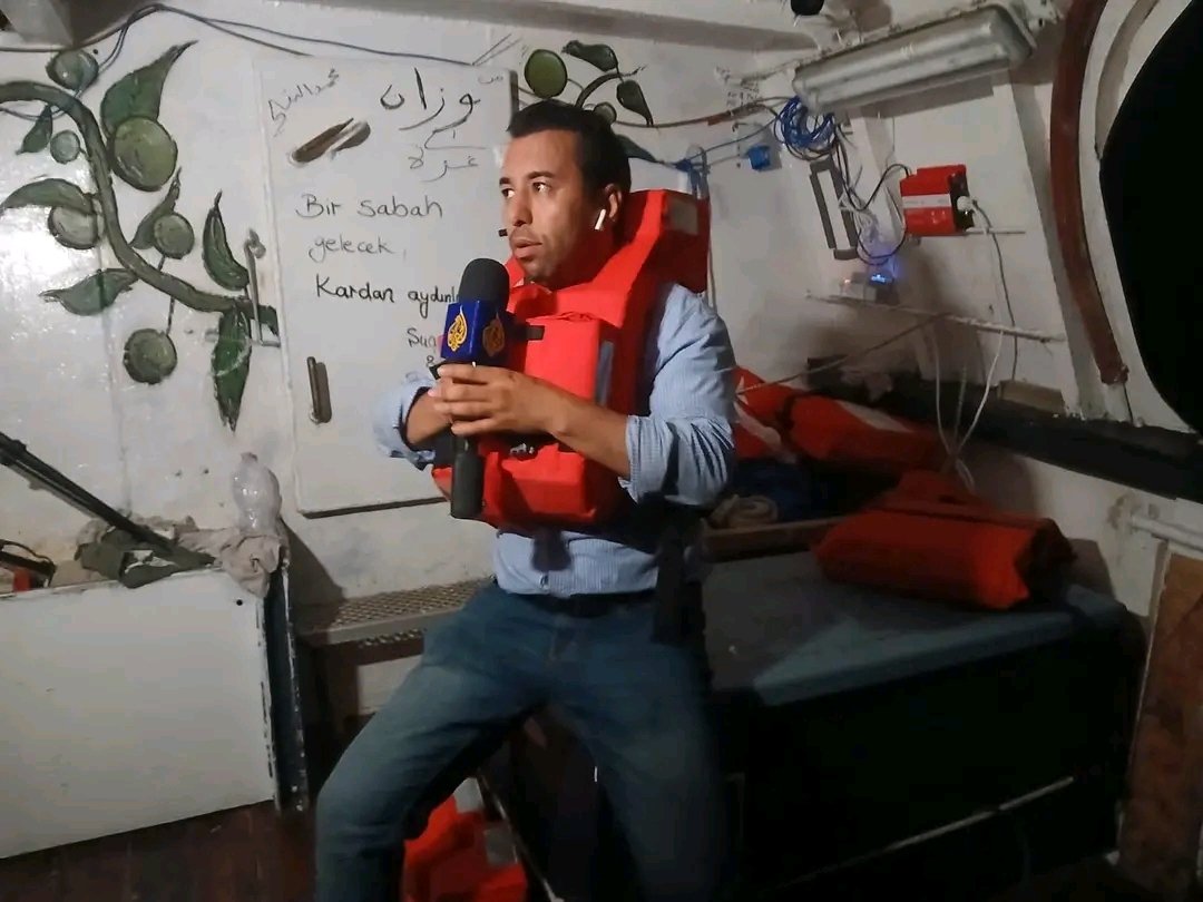 نتمنى السلامة لمراسل الجزيرة العزيز محمد البقالي ولجميع النشطاء الذين كانوا على متن قارب حنظلة الذي تم اقتحامه من قبل قوات الاحتلال