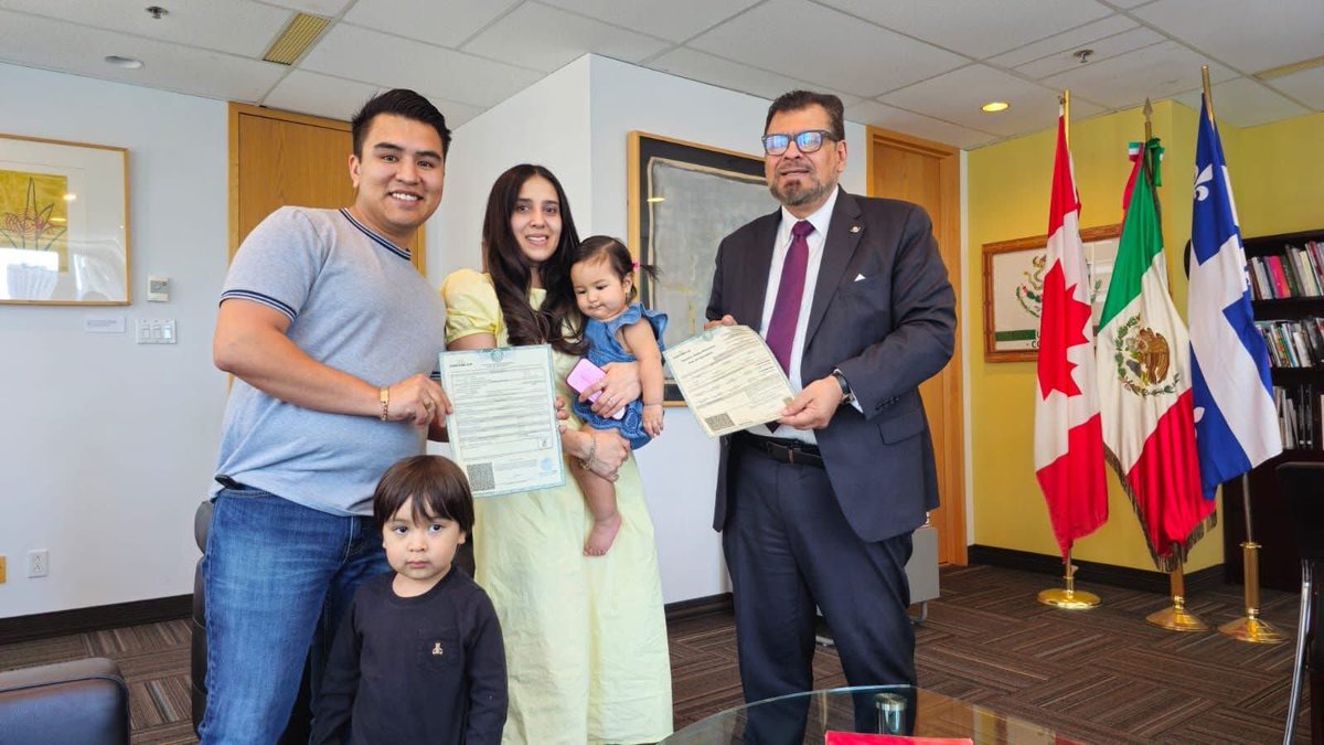 La foto de la semana en <a href="/consulmexmtl/">Consulado General de México en Montreal</a>  📸 

A petición y con el consentimiento de la orgullosa familia Muñoz, presento a su linda bebé y nueva integrante de la comunidad mexicana en la provincia de Québec.
🇲🇽🤝⚜️

#ConsuladoCercano
<a href="/IME_SRE/">IMME</a> <a href="/SRE_mx/">Relaciones Exteriores</a>