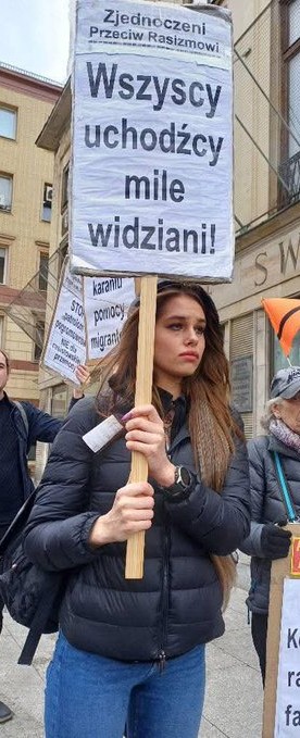 BostonTea84's tweet image. Czemu ona taka smutna? Uśmiechnij się, aniołku.