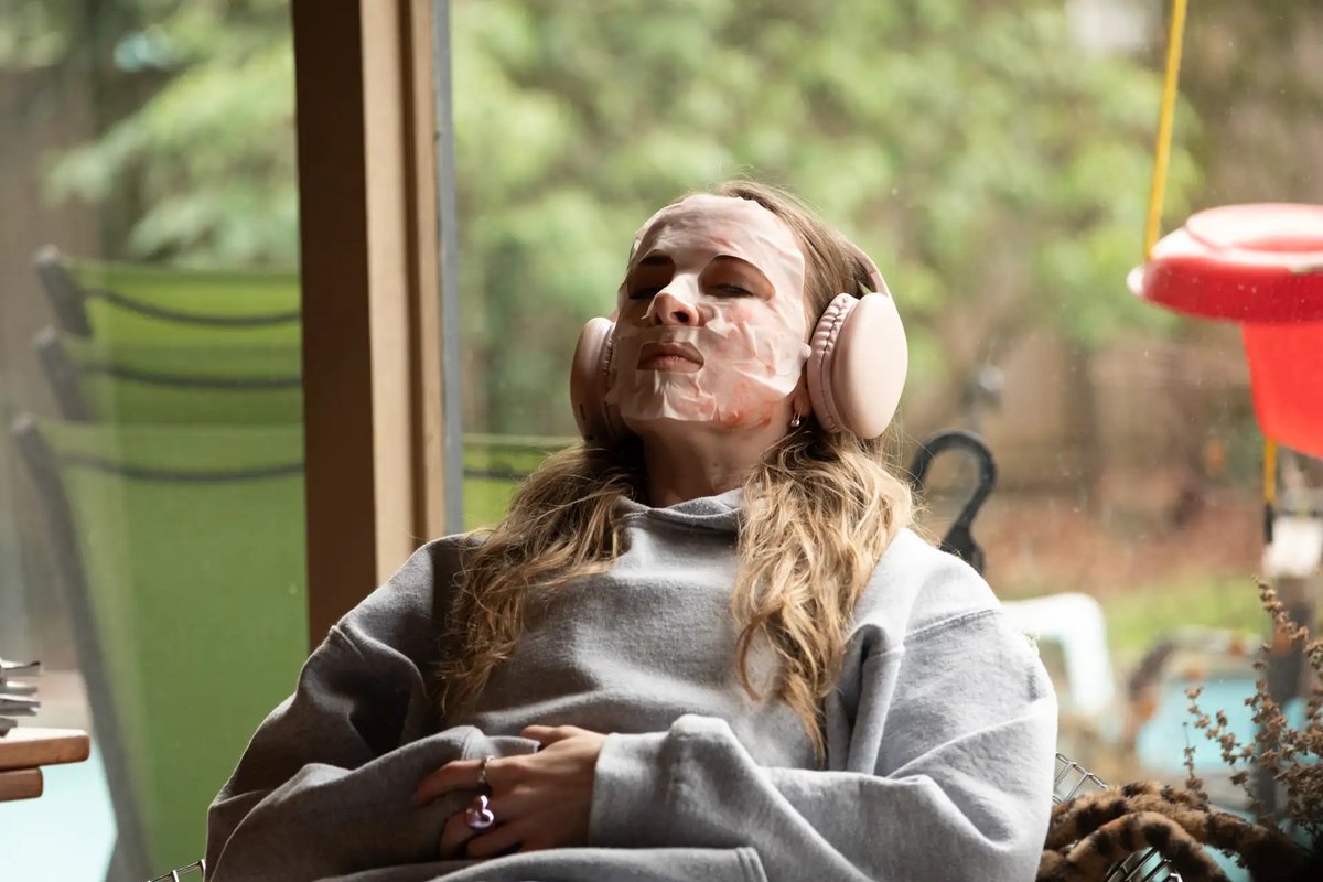 LePetitSeptieme's tweet image. Oppressant, absurde et ingénieux, #Headcase nous plonge dans une comédie noire intelligente et captivante. Fiction, réalité ou distorsion pour obtenir des likes, voilà dans quel frissonnant trouble nous met Spencer Zimmerman.
#influencer #influenceur
lepetitseptieme.ca/2025/07/26/fan…