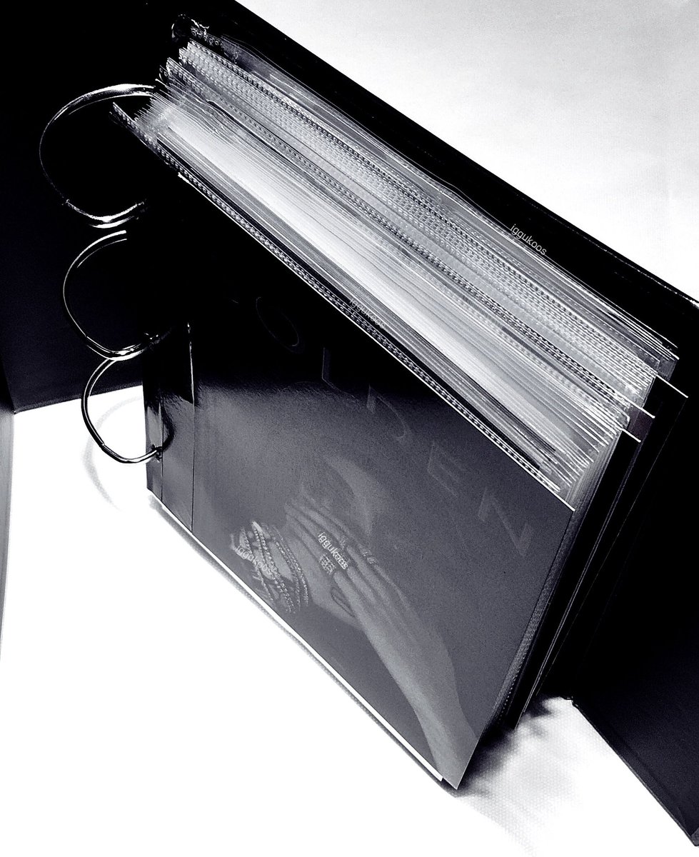 iggukoo's tweet image. meu binder de golden já pedindo socorro e eu nem coloquei as printed photos ainda, preciso organizar as páginas da golden the moments e de i am still... 🫠