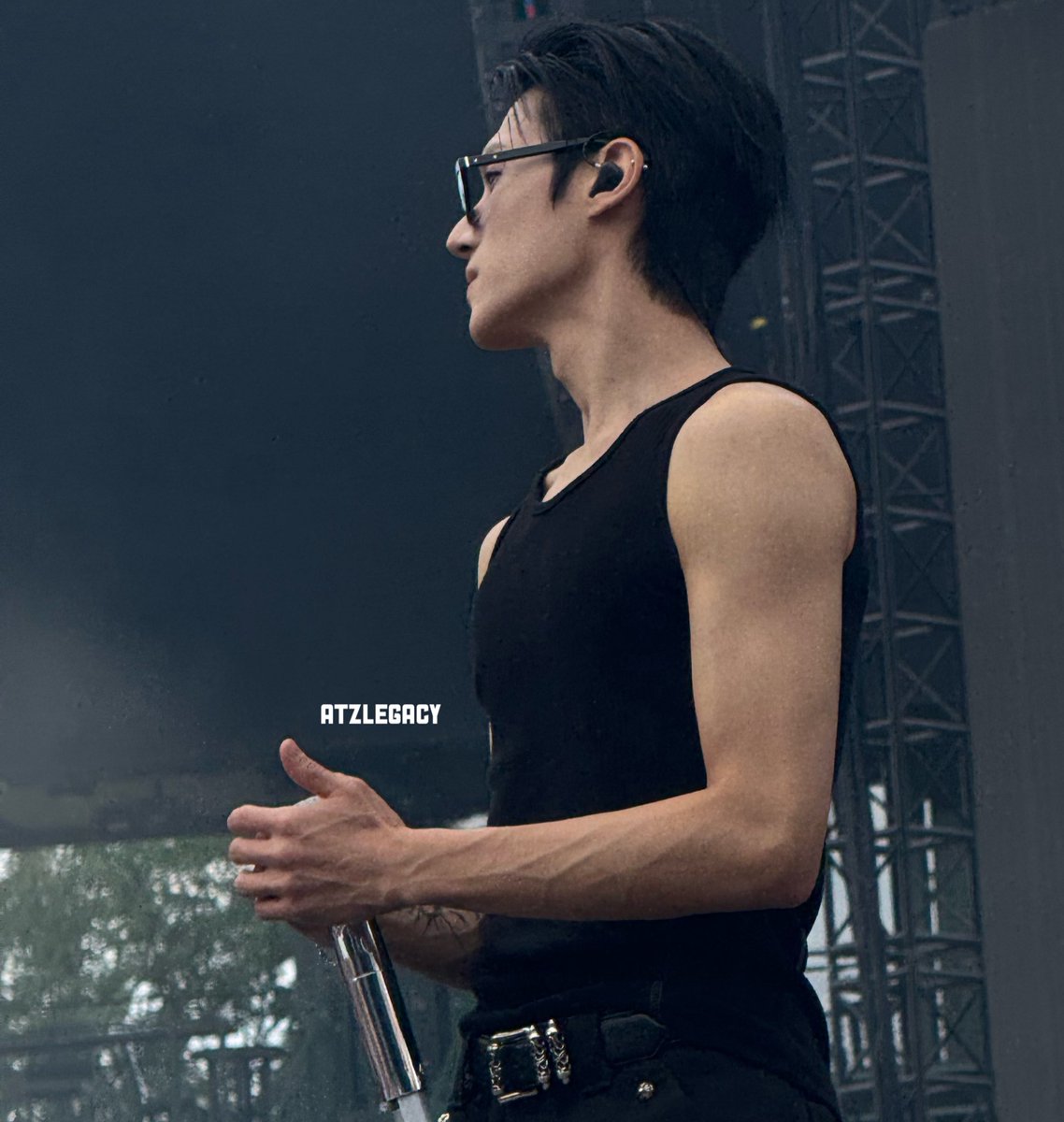 atzlegacy's tweet image. wooyoung arm veins 😅
#ATEEZTour #ATEEZ #ATEEZinChicago
#In_Your_Fantasy #ATEEZInYourFantasy