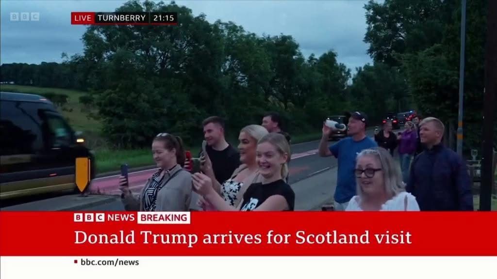 LIBERAL MEDIA AND DEMOCRATS: "The Scottish people hate President Trump! NOBODY wants him here!"

SCOTTISH PEOPLE: 😁📸