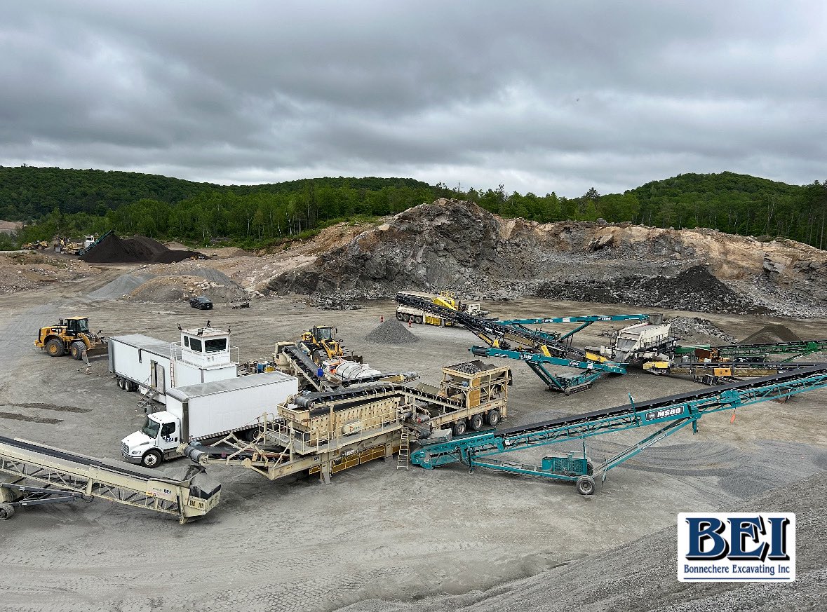 bonnechereexc's tweet image. We believed we could, but it was 40° outside so we didn’t. Thankfully, our aggregate equipment works in all elements, making quality aggregate in the OV for many uses. #staycool #aggregate #aggregateproduction #renfrewcounty #ottawavalley #constructionlife #tradesrock #thebigblue