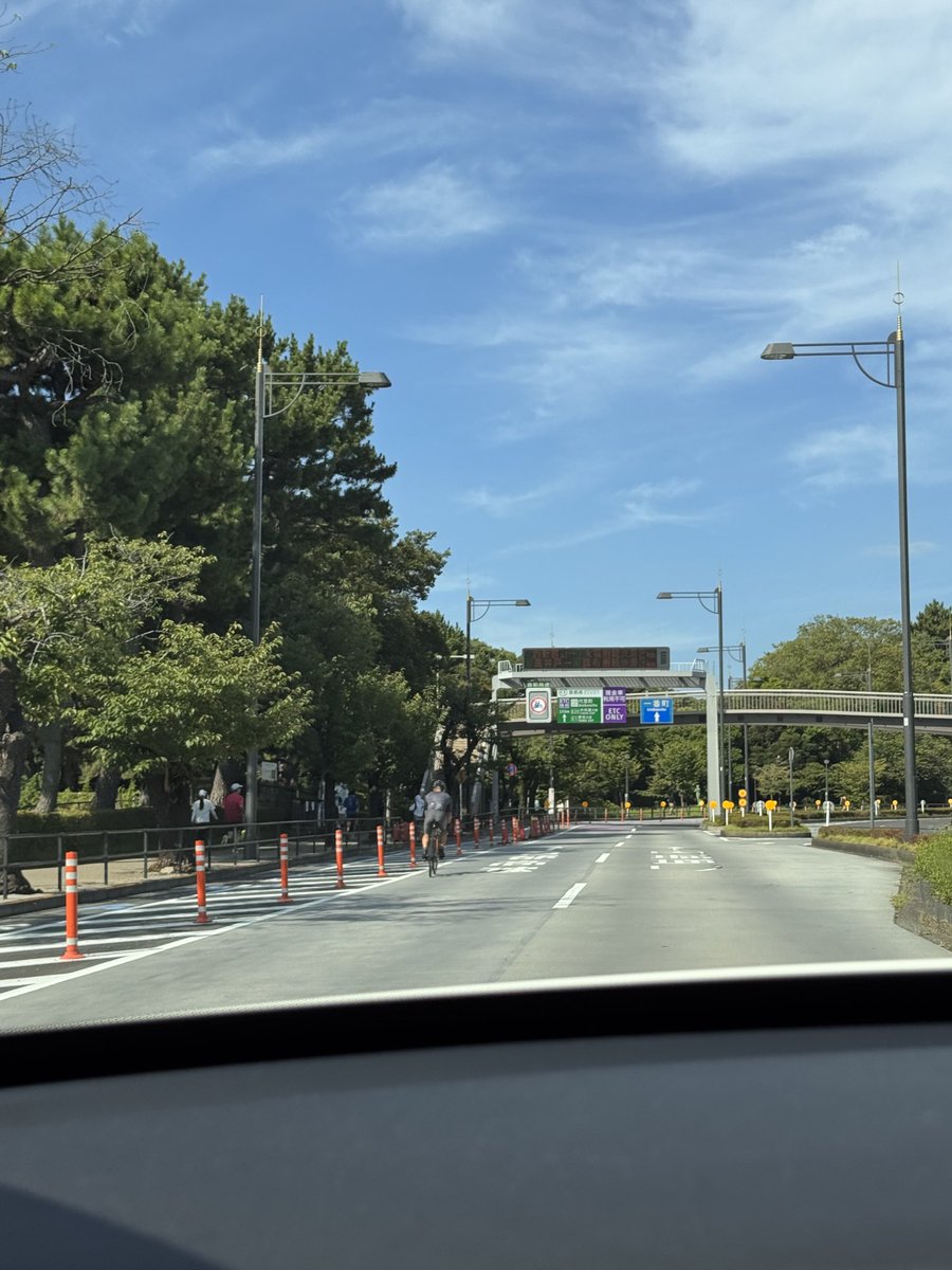 ashtangayy's tweet image. 気持ちよく
レッスンあと
皇居東苑　
座り込んでる汚い何か
波動が違いすぎます
獣かな
