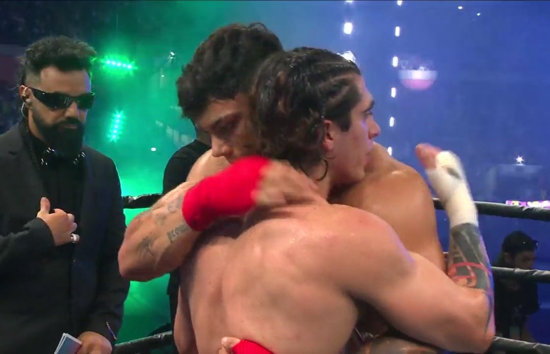 Mejor bésense 😔
#LaVeladaDelAñoV