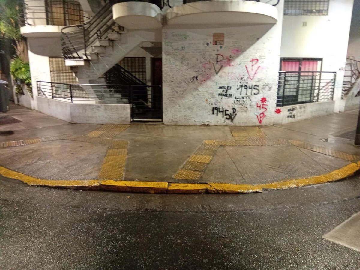 atlanticsurff's tweet image. Vean que belleza como Espacio Público sacó a manguerazos a los militantes que estaban en la casa de la presidiaria Cristina haciendo un altar. UN ALTAR HICIERON LOS MUY SUCIOS. COMO QUEDÓ? TODO LIMPIO. 👇👊😂💣✌🏿