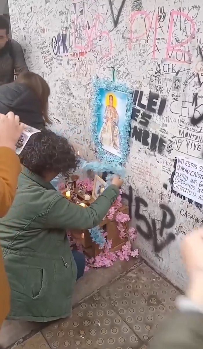atlanticsurff's tweet image. Vean que belleza como Espacio Público sacó a manguerazos a los militantes que estaban en la casa de la presidiaria Cristina haciendo un altar. UN ALTAR HICIERON LOS MUY SUCIOS. COMO QUEDÓ? TODO LIMPIO. 👇👊😂💣✌🏿