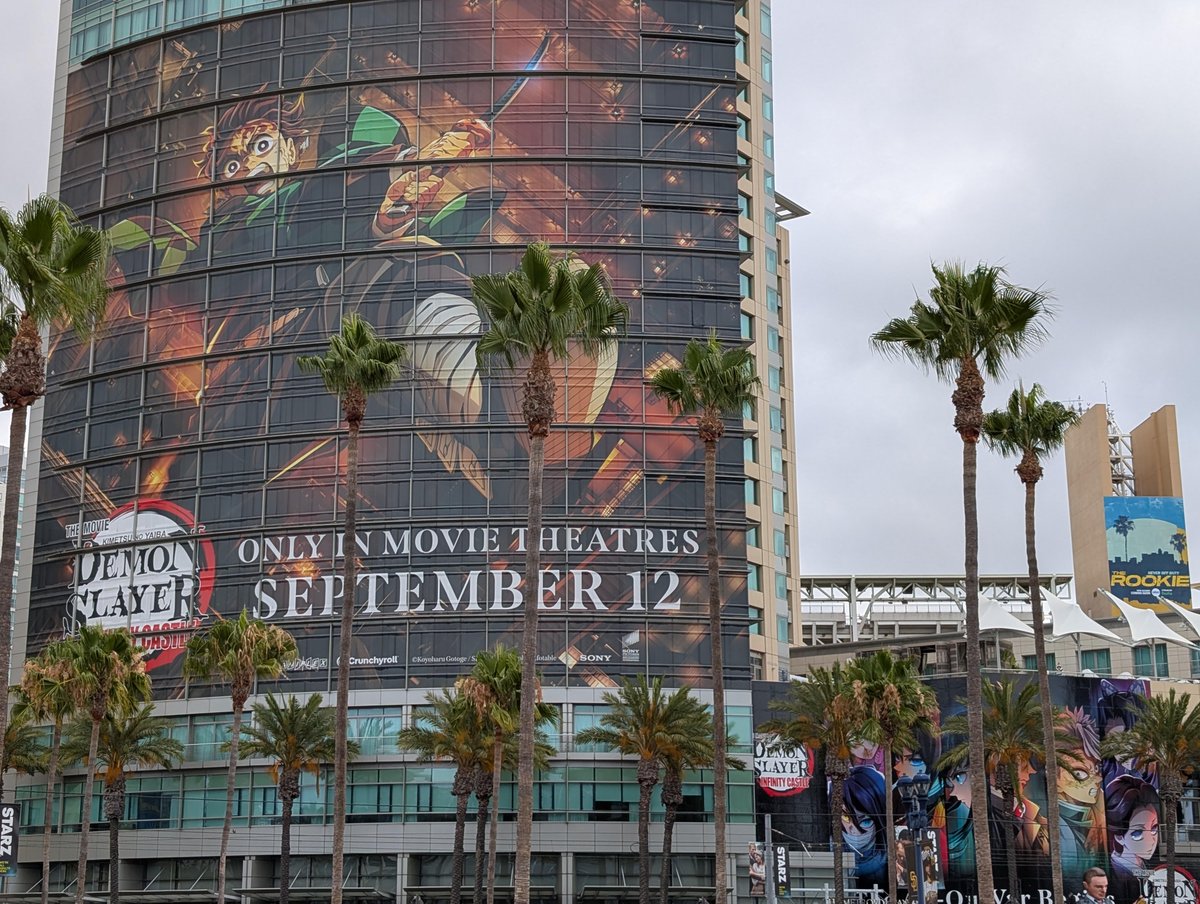 【#SDCC2025】
劇場版　#鬼滅の刃　#無限城　編
第一章　猗窩座再来

映画の熱を伝えるべく、監督・外崎と、フィニッシング演出監督・寺尾がサンディエゴ・コミコンへ伺っています。
アメリカ最大規模のポップカルチャーイベント、その中でも最大のステージに、日本時間午前10時頃に登壇します:⁠-⁠)