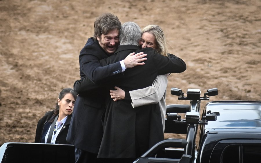 lucabassua's tweet image. Están abrazando al presidente del 2031. No digo más…