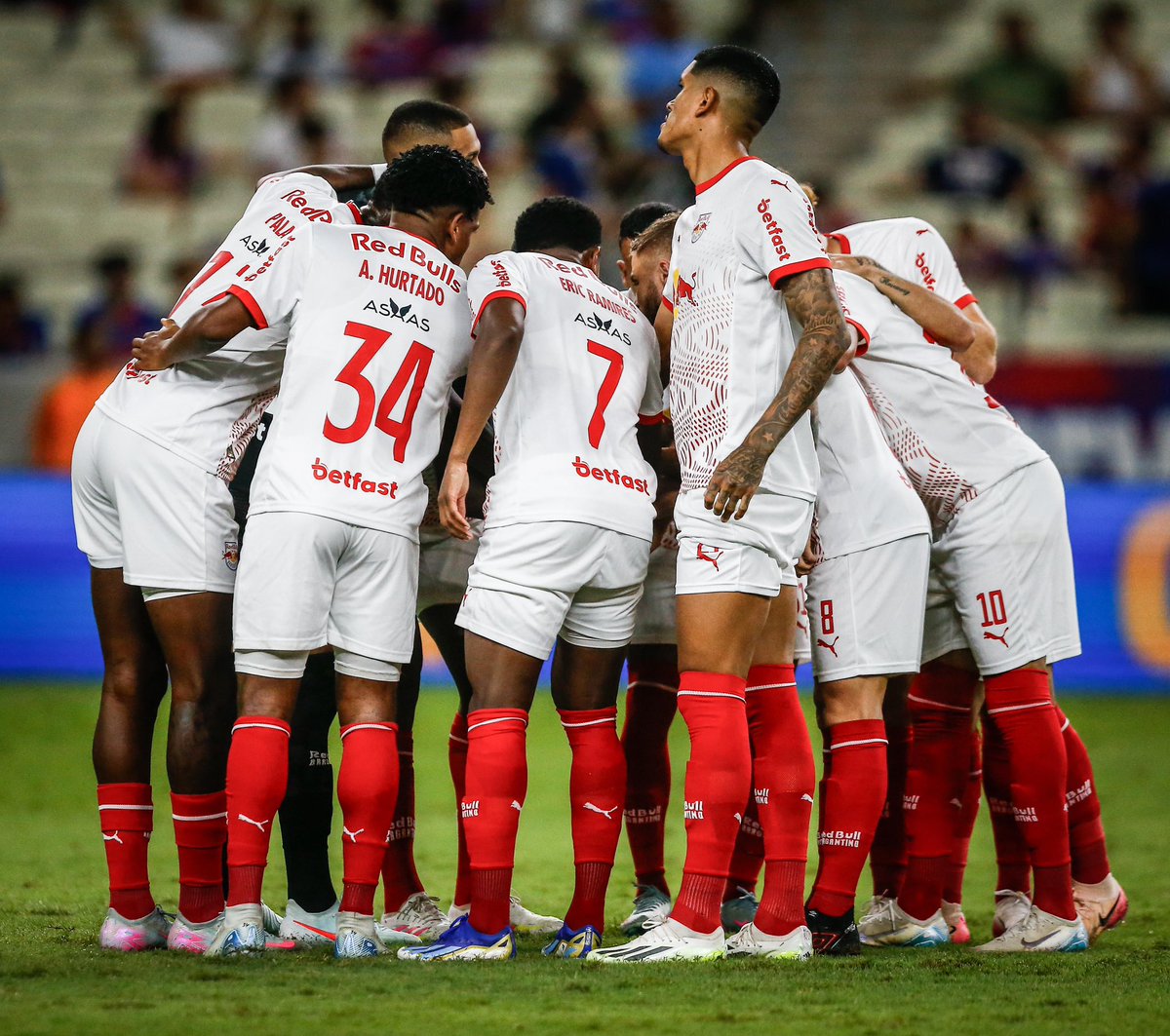 RedBullBraga's tweet image. Fim de jogo.
Fortaleza 3x1 Red Bull Bragantino.
O Massa Bruta volta a campo na terça-feira, pela Copa do Brasil.
Foto: Ari Ferreira / #RedBullBragantino