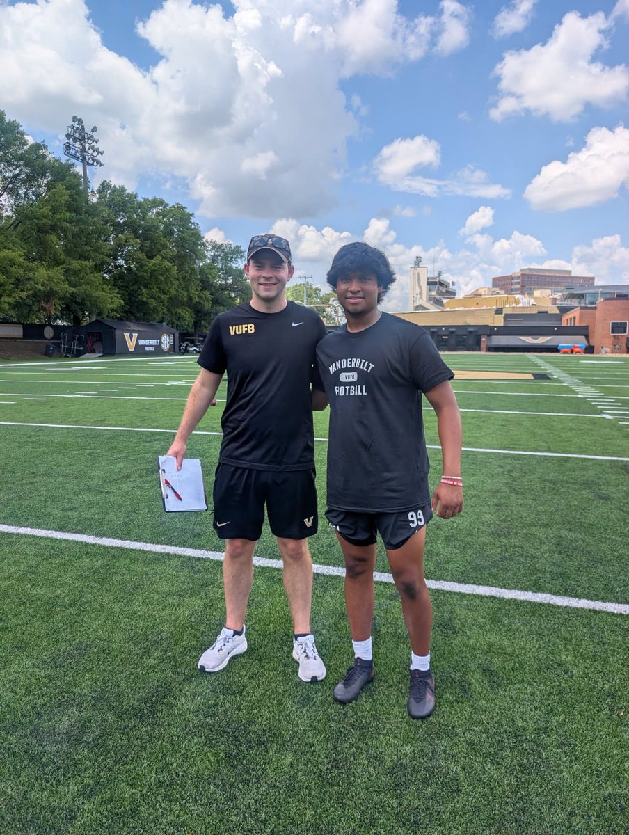 RonitChandra26's tweet image. Had a great time competing at the Vanderbilt Camp a few weeks back. Won the kickoff competition while kicking a touchback into the wind. And won the punt competition with a 57 yard ball with 4.53 seconds of hang time. Also charted 5/6 on field goals. Thank you @Coach_Lea,…