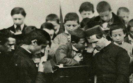 TheAltarServer3's tweet image. El verdadero espíritu católico leva a predicar el Evangelio a todos y a trabajar por instaurar el Reinado de Cristo en la sociedad. Vivir en una bola, decir que el mundo no ten solución y que hay que no hacer nada más que protegerse del mundo no es católico.