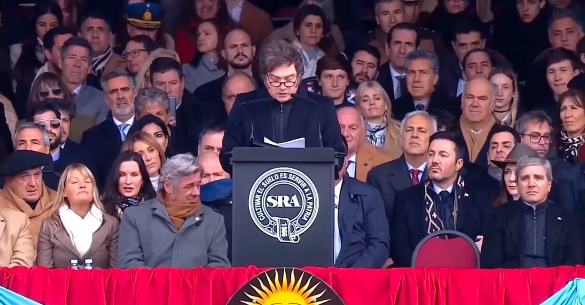 diegomiriarte's tweet photo. @JMilei con la clase obrera anunciando la eliminación de 4ta cat de ganancias! Ah no, perdón, me están corrigiendo en este momento… 
No debo postear sin gafas!!! https://t.co/bJ52iUR3rq