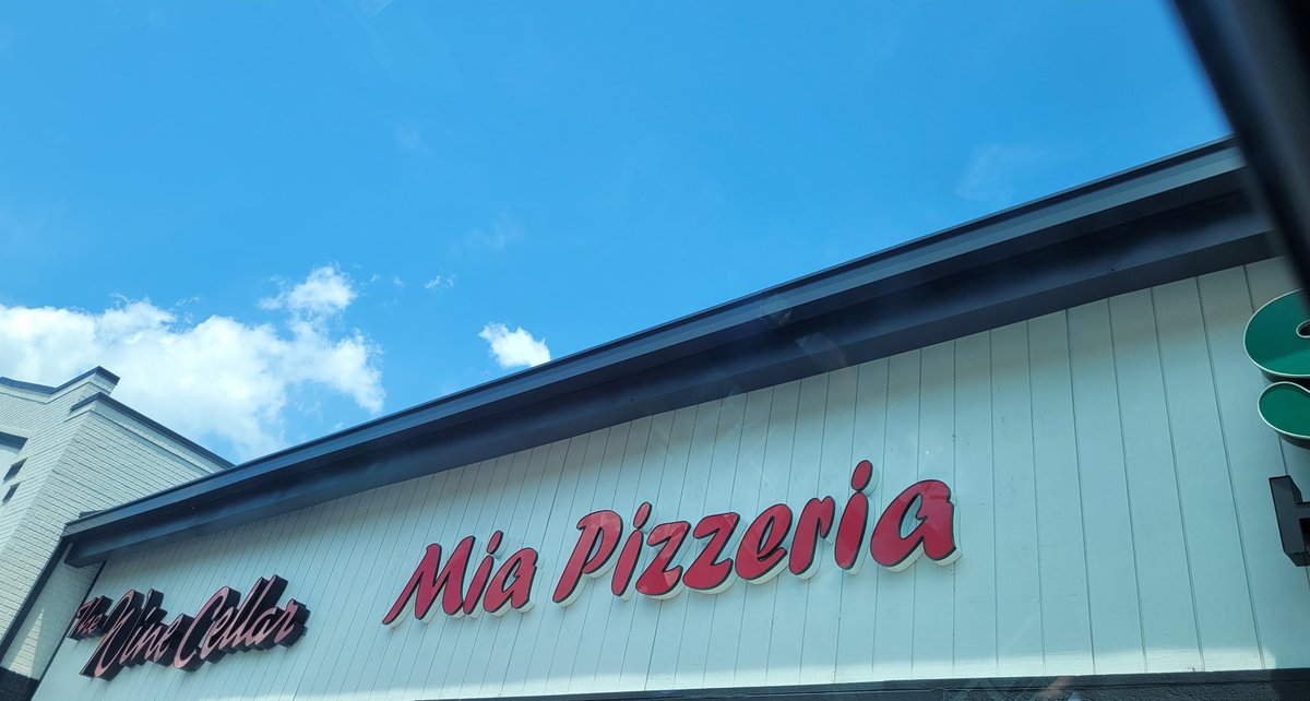 TheIndianaPizza's tweet image. This is an EXCLUSIVE SHOT of a slice of CHEESE PIZZA from MIA PIZZERIA at like 75th & Shadeland in INDY.
It's NEW YORK style and they have a good lunch combo. FUGGEDABOUTIT!👍👍🍕🍕 TASTY STUFF🍕🍕🇺🇸