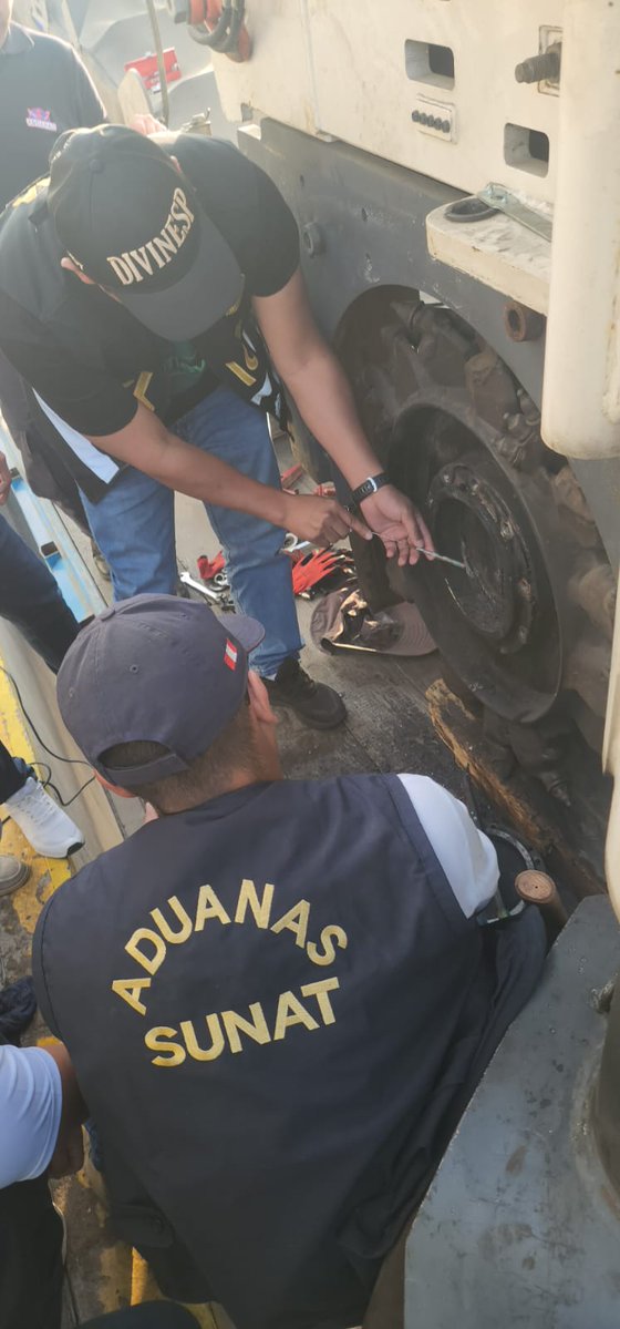 SUNATOficial's tweet image. Un olfato profesional. Golpe al narcotráfico.
En el Complejo de Atención Fronterizo de Santa Rosa (Tacna), oficiales de Aduana, utilizando tecnología y binomio K9, @PoliciaPeru y @FiscaliaPeru hallaron 168 kg de cocaína ocultos en una máquina fresadora en tránsito, de 🇪🇨 a 🇨🇱.