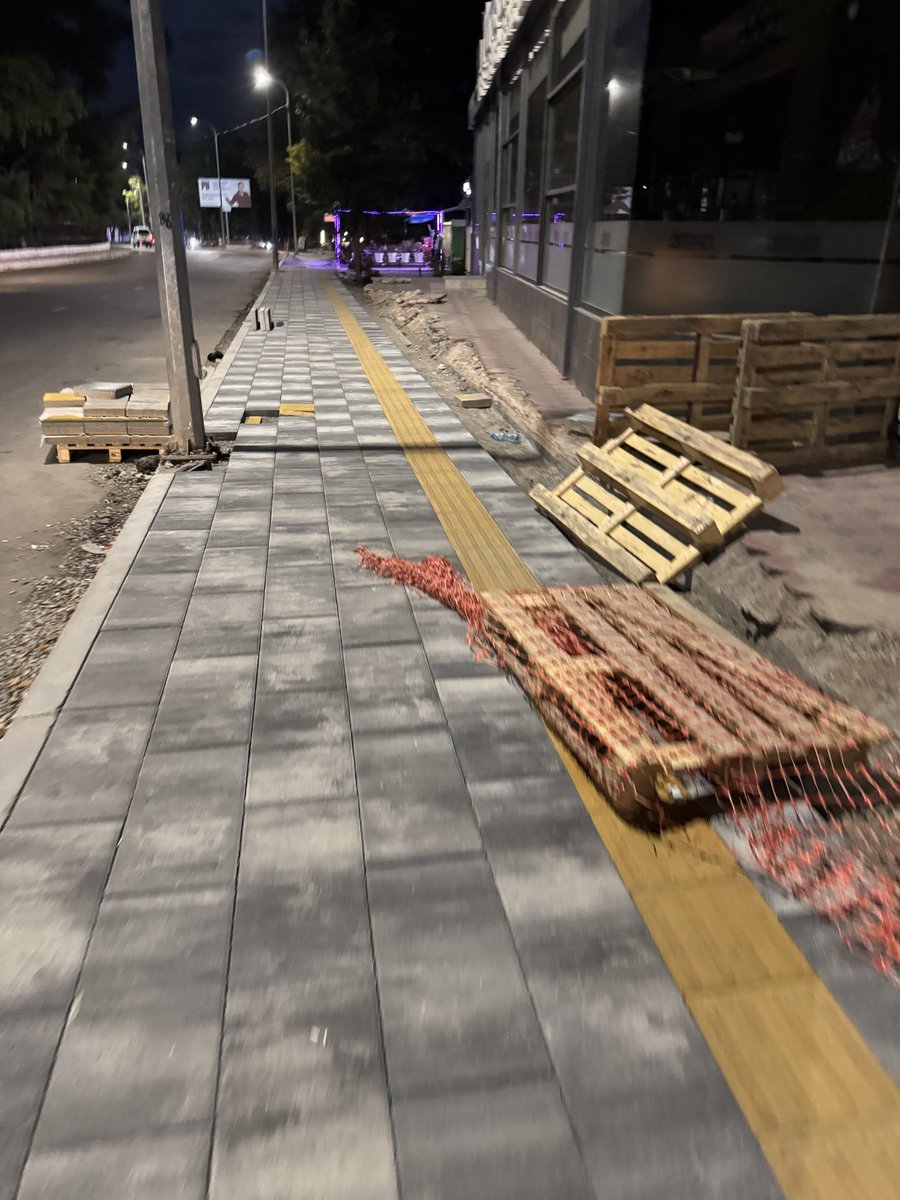 davletovuz's tweet image. Чилонзорда 20 йилдан ортиқ яшаб, ал-Хоразмий кругида мана шу пмёдалар йўлаги ремонт кўрмаган, яримта одамга мўлжалланган эди, ўша тор жойда симёғоч ҳам бўларди, ва ниҳоят, одамбашара пиёдалар йўлаги қилишяпти