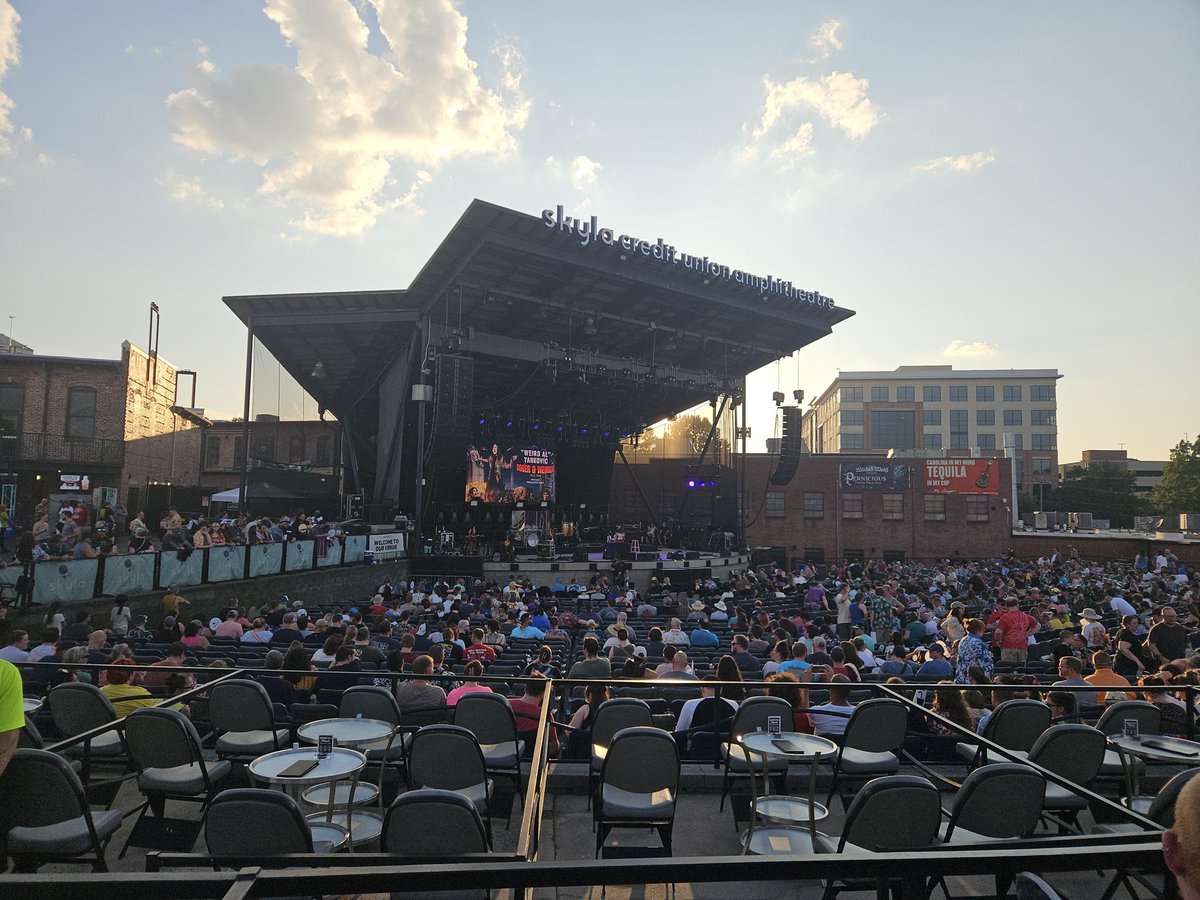 ArrowLabCEO's tweet image. "Then he gives Al a contract, and whaddya know, now he's got his very own Weird Al Shoooooooow!!!!"