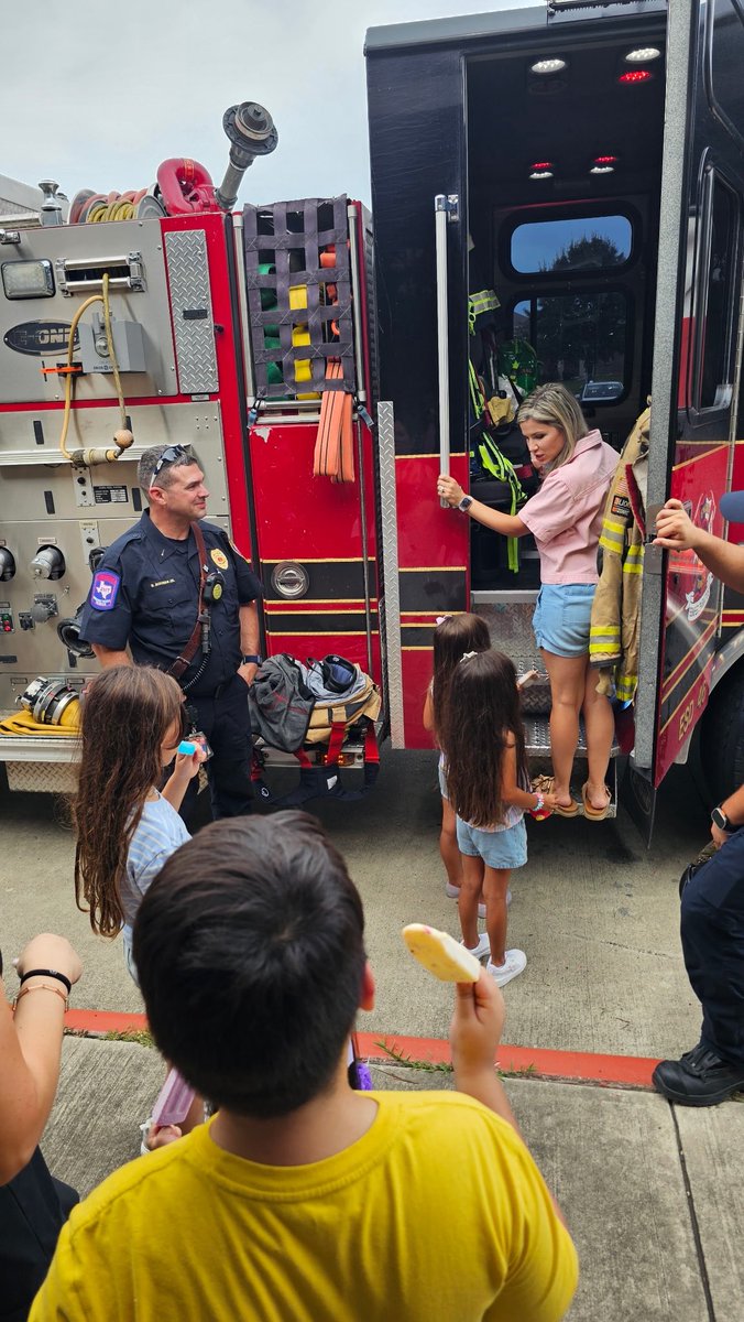 AVFDOEM's tweet image. From Battalion Chief Roark:  “Today, Atascocita Fire Department was fortunate to be asked to celebrate Ava&apos;s 5th birthday today. Ava recently completed chemotherapy and surgery in a battle against high-risk pediatric cancer. She is doing great and excited to start kindergarten…