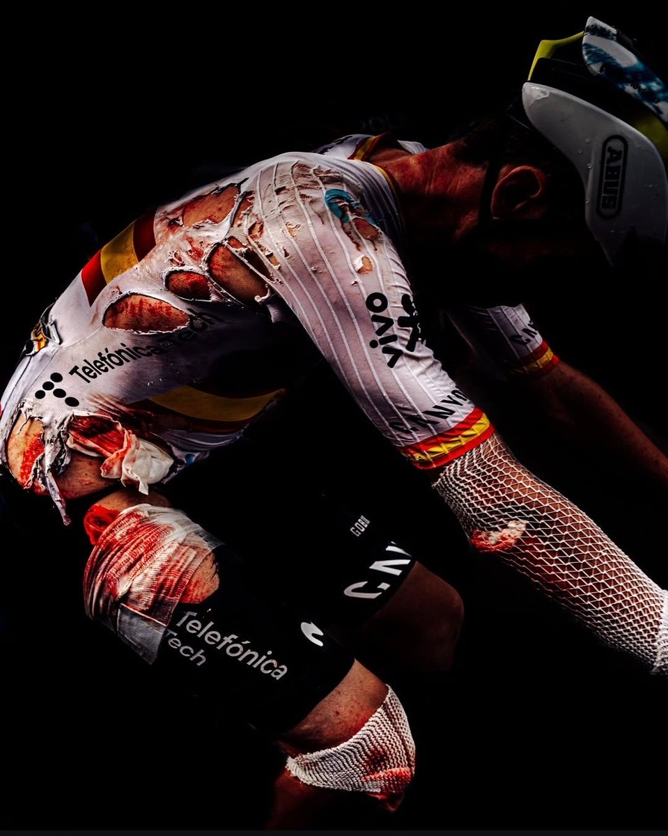 Esta fotografía que ha tomado hoy Russell Ellis / #cyclingimages es de Premio Pulitzer. La crudeza y agonía de un deporte duro como el ciclismo concentrada en una sola imagen.