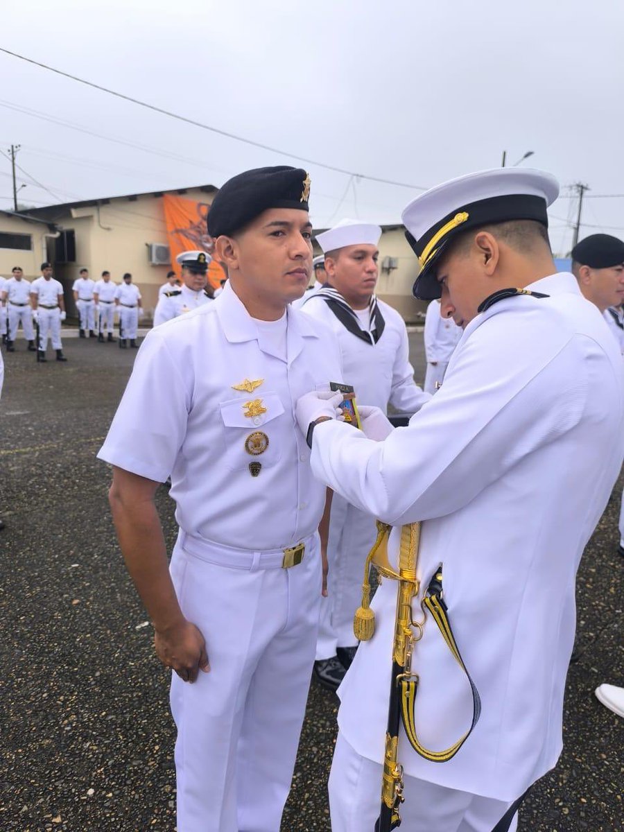 armada_ecuador's tweet image. #Esmeraldas || A través de una ceremonia conmemorativa, el Batallón de Infantería de Marina N.º 11 "San Lorenzo" llevó a cabo la ceremonia militar de imposición de la condecoración al mérito naval “Comandante Morán Valverde” en el grado de "Caballero", así como de la…